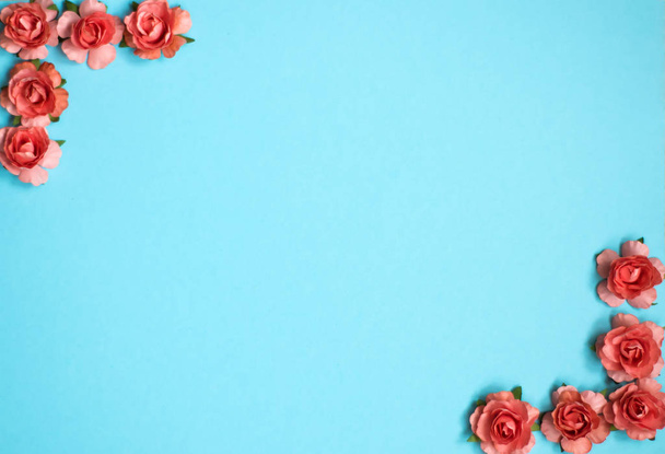 Kunst Frühling Hintergrund. Draufsicht auf rosa Rosen auf blauem Hintergrund. Kopierraum für Text. Muttertag, Frauentag 8. März. - Foto, Bild