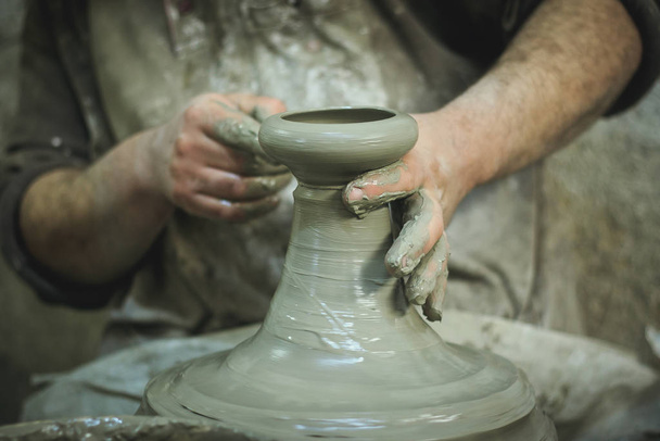 Artesano haciendo un jarrón de barro
 - Foto, Imagen