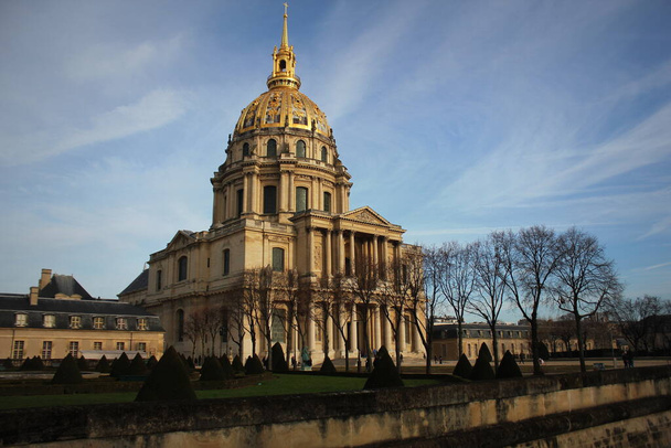 Les Invalides es un complejo de museo y tumba en París, Napoleones permanece enterrado aquí
. - Foto, Imagen