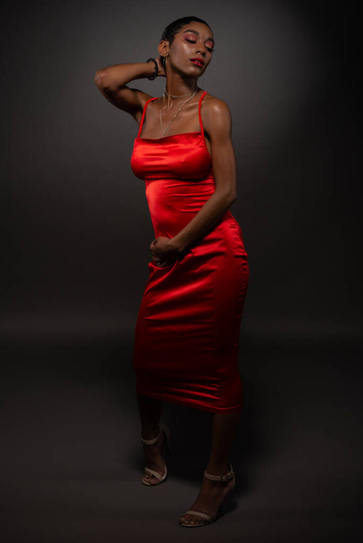 slanke zwarte vrouw in rood - Foto, afbeelding