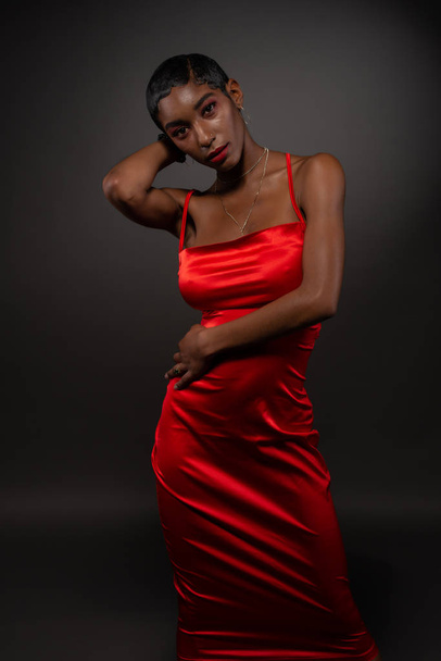 slanke zwarte vrouw in rood - Foto, afbeelding