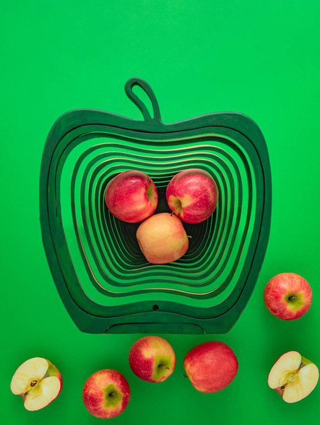 Roze dame rode appels op levendige groene achtergrond. Gezondheidsconcept - Foto, afbeelding