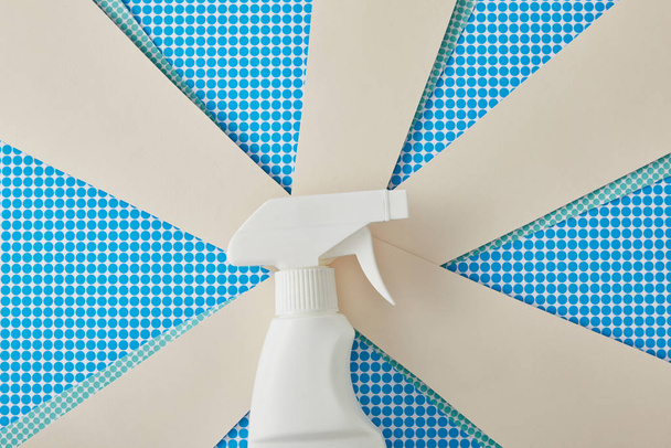 composição com frasco de spray para limpeza de casa e decoração de papel em azul
 - Foto, Imagem