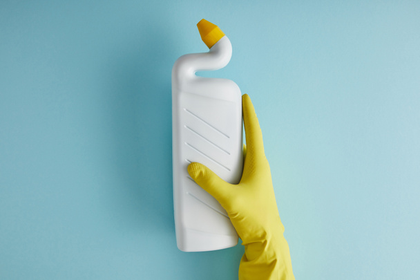 Lastik eldivenli, elinde tuvalet temizleyicisiyle mavi eldivenli hizmetçi manzarası. - Fotoğraf, Görsel