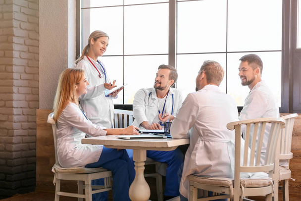 Ärzte bei Treffen in moderner Klinik - Foto, Bild