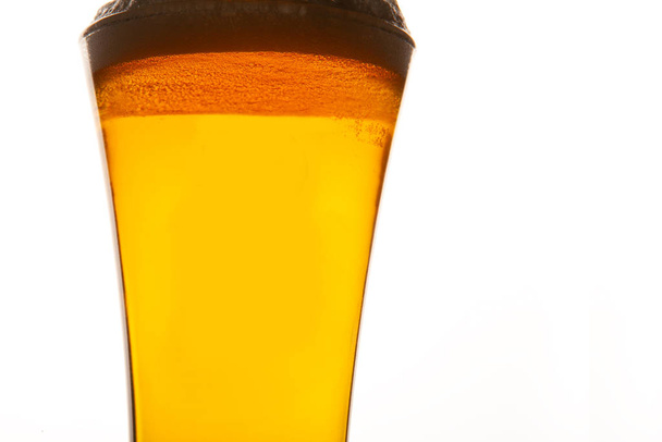 скляна чашка, наповнена пивом з піною
 - Фото, зображення