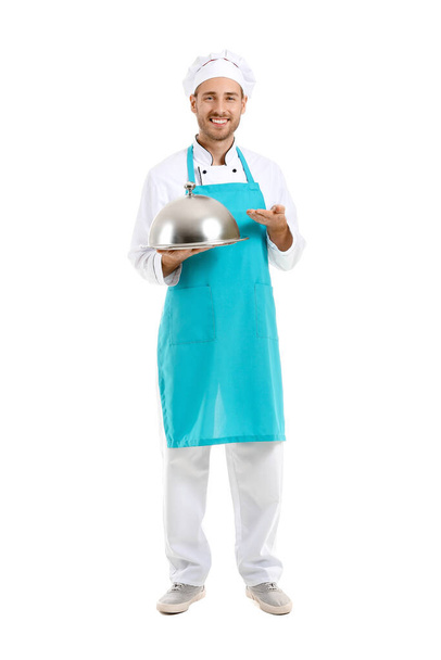 Guapo chef masculino con bandeja y cloche sobre fondo blanco
 - Foto, Imagen