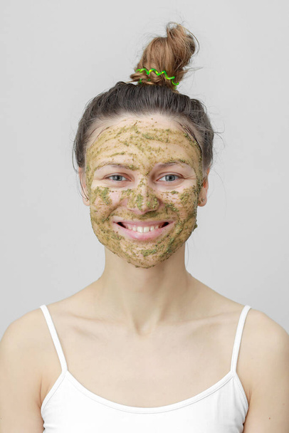 Hermosa mujer con máscara facial natural rejuvenecimiento de la piel limpia aislado sobre fondo blanco - Foto, imagen