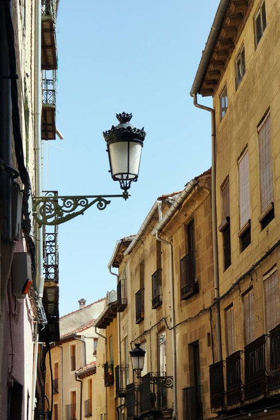 A vertical shot of a lamp in the streets of Segovia, Spain - Foto, imagen