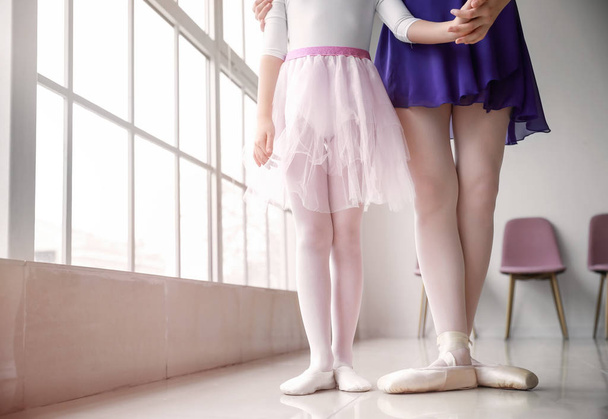 Kleine ballerina training met coach in dansstudio - Foto, afbeelding