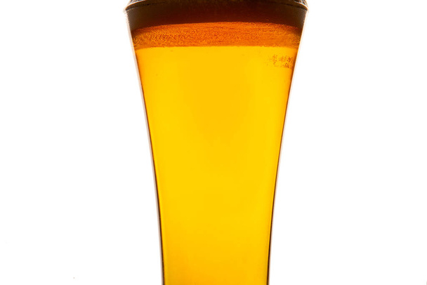 скляна чашка, наповнена пивом з піною
 - Фото, зображення