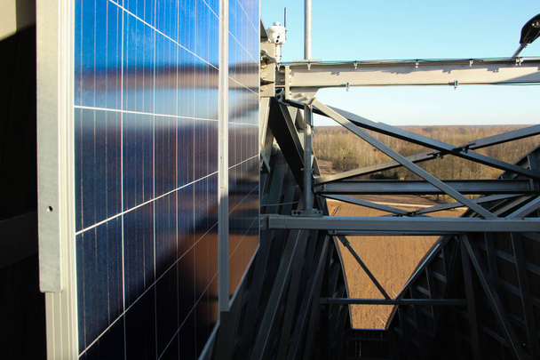 Bateria słoneczna towarzyszy energii słonecznej. Alternatywne źródło energii przyjazne dla środowiska. Bateria słoneczna zainstalowana na dachu budynku.    - Zdjęcie, obraz