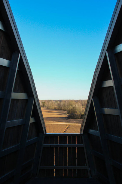 Construction à ossature bois et métal avec vue panoramique sur la campagne. Point d'observation avec un beau paysage villageois à la prairie ensoleillée
.  - Photo, image