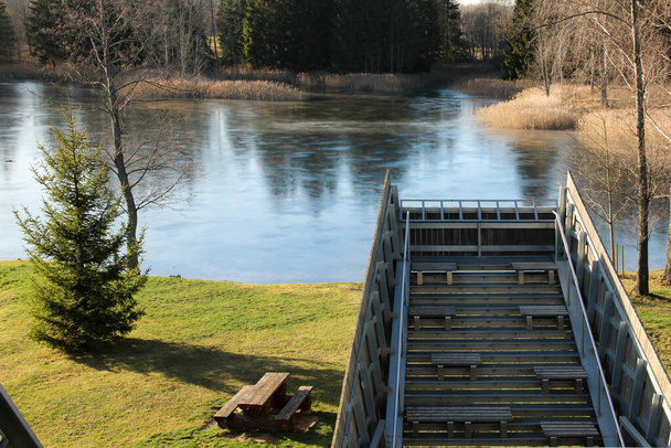 Parte de una plataforma de observación frente al lago kárstico en el parque nacional de Kirkilai, Lituania. Lugar de descanso y picnic al aire libre junto al lago en un día soleado
. - Foto, Imagen