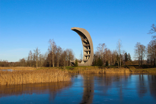 Paisaje escénico de una torre de observación en el parque nacional de Kirkilai, Lituania. Caminar por los lagos kársticos y la torre de observación en un día soleado
.  - Foto, Imagen