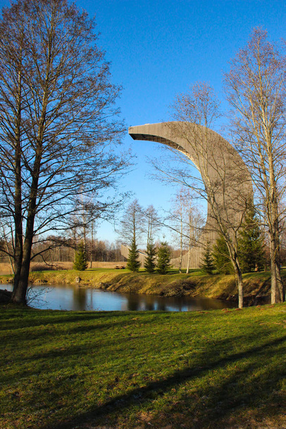 Paysage panoramique d'une tour d'observation dans le parc national de Kirkilai, Lituanie. Promenade autour des lacs karstiques et tour d'observation par une journée ensoleillée
.  - Photo, image