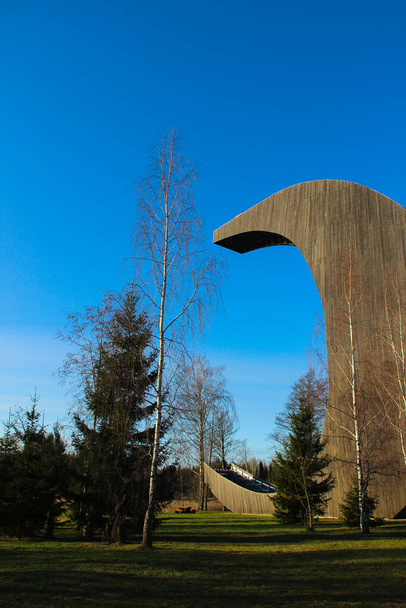 Paysage panoramique d'une tour d'observation dans le parc national de Kirkilai, Lituanie. Promenade autour des lacs karstiques et tour d'observation par une journée ensoleillée
.  - Photo, image