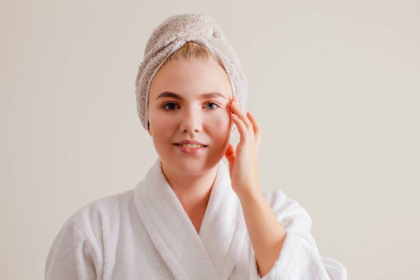 Beauty model with healthy clean skin in bathroom, close up - Fotó, kép
