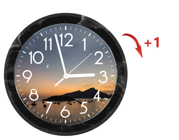 Переход на летнее время (DST). Стенные часы, идущие в летнее время (+ 1). Поворот времени вперед
. - Фото, изображение