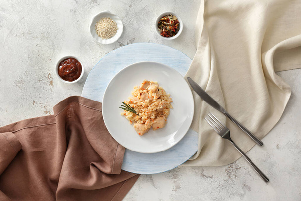Plato con sabroso arroz y pollo sobre fondo blanco
 - Foto, Imagen