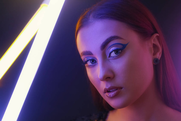 Toned portré gyönyörű nő neon lámpák sötét háttér - Fotó, kép