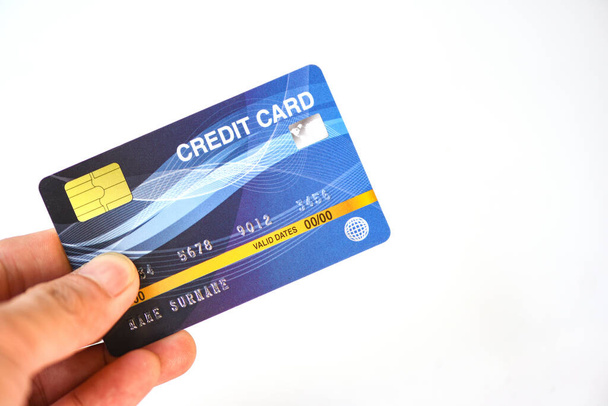白い背景にクレジットカードを保持する手-支払いオンラインsh - 写真・画像