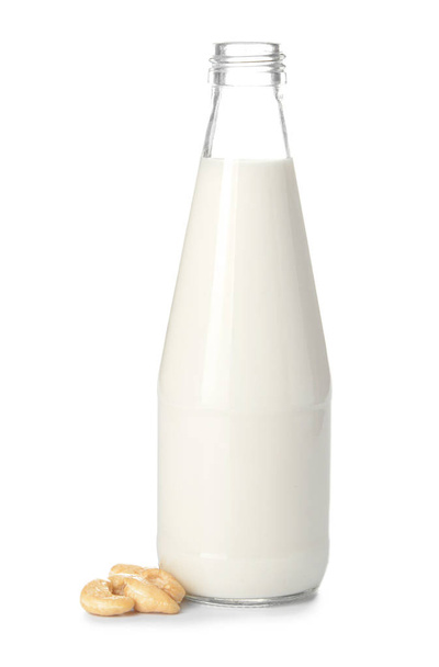 Garrafa de leite de caju fresco sobre fundo branco
 - Foto, Imagem
