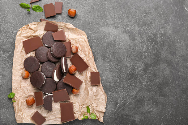 Ízletes csokoládé cookie-k dióval sötét alapon - Fotó, kép