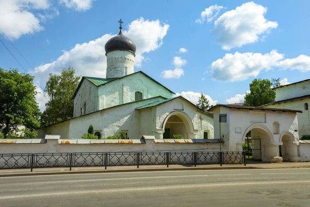 Pskov, de oude orthodoxe kerk van Cosmas en Damian met Priester - Foto, afbeelding