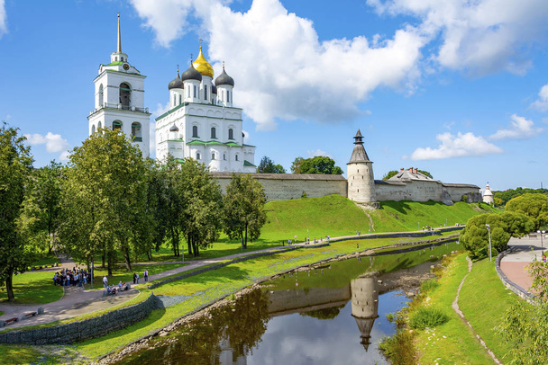 Pskov, view from the Trinity bridge to the Kremlin and the Park  - Valokuva, kuva