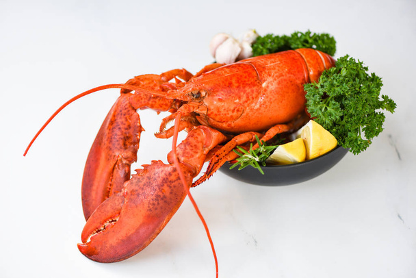 Friss homár élelmiszer egy tál és fehér asztal háttér - piros lo - Fotó, kép