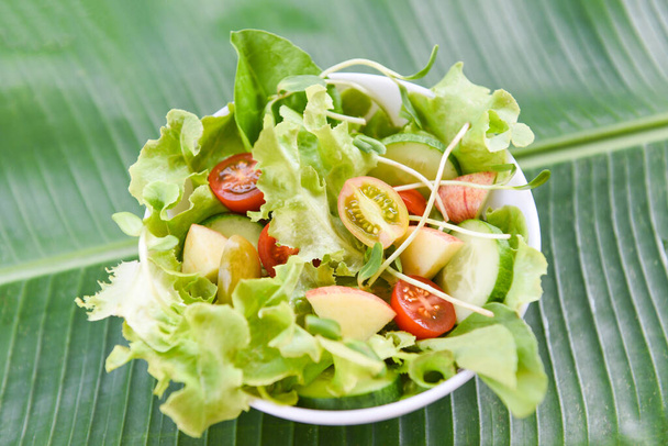サラダ野菜-果物と新鮮なレタストマトサラダボウル - 写真・画像