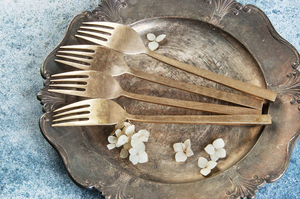 Fourchettes anciennes en bronze sur plat vintage
 - Photo, image