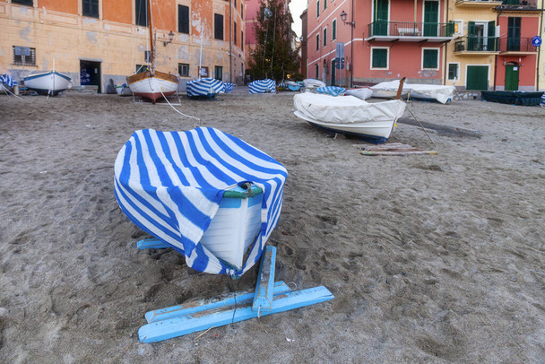 Kilka małych łodzi rybackich, osłoniętych na sezon zimowy, leży na plaży Sestri Levante (region Liguria, prowincja Genua, północne Włochy), światowej sławy jako Silence Gulf. - Zdjęcie, obraz