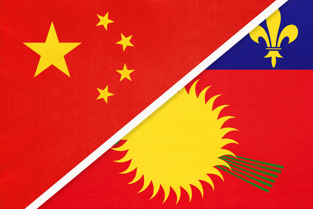 Chiny lub Prc kontra Gwadelupa flaga narodowa z tekstyliów. Stosunki między krajami azjatyckimi i amerykańskimi. - Zdjęcie, obraz