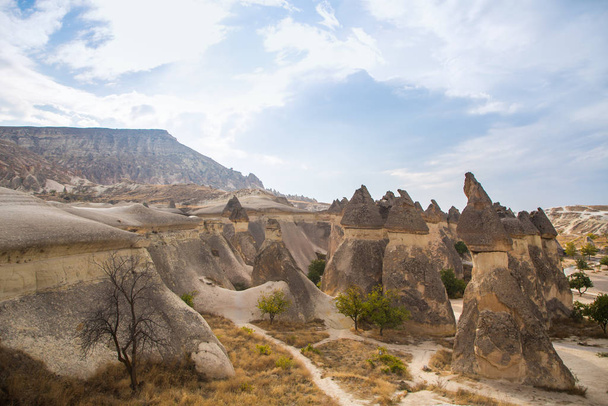 toerist in de bergen cappadocië - Foto, afbeelding