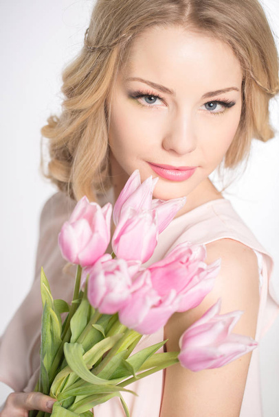 Luxurious blonde with a bouquet of tulips - Zdjęcie, obraz