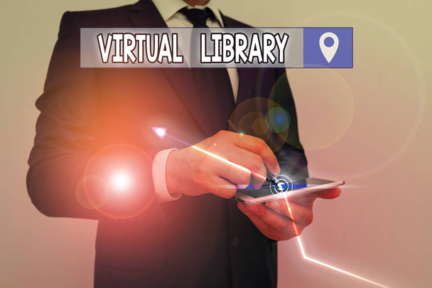 Zápis poznámky zobrazující virtuální knihovnu. Obchodní koncepce pro sběr zdrojů dostupných v počítačových systémech - Fotografie, Obrázek
