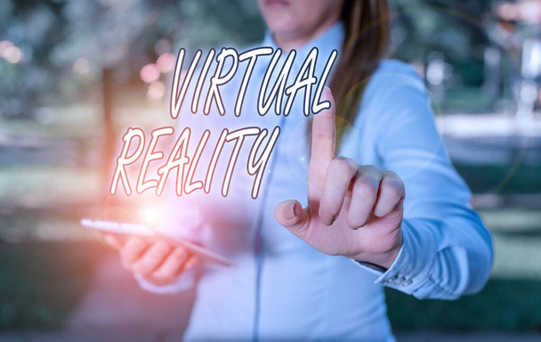 Κείμενο που δείχνει Εικονική Πραγματικότητα. Business photo κείμενο ένα τεχνητό περιβάλλον που δημιουργείται με το λογισμικό Γυναίκα σε ένα μπλε πουκάμισα επιχειρήσεων δείχνοντας με το δάχτυλό της σε κενό χώρο - Φωτογραφία, εικόνα