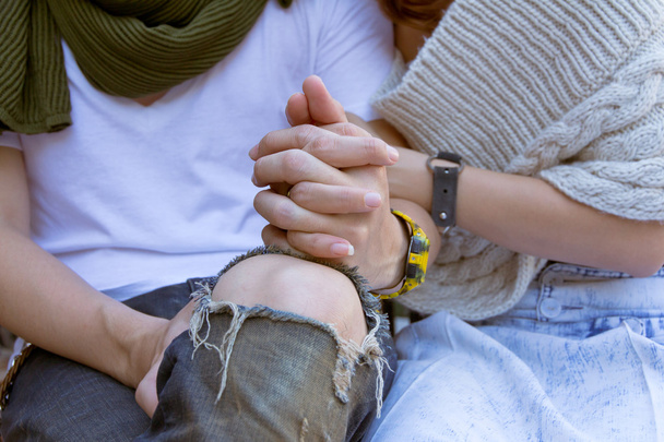 Νεαρό ζευγάρι κρατώντας τα χέρια - Φωτογραφία, εικόνα