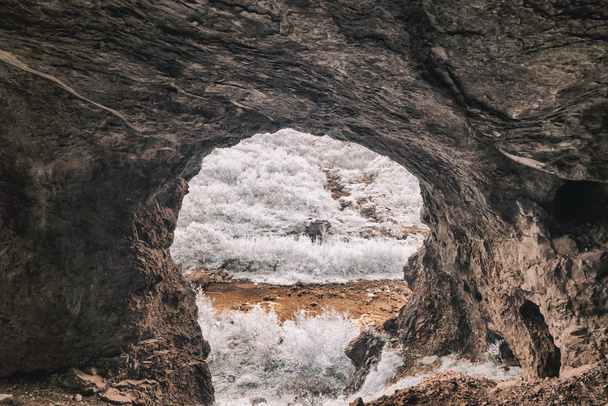 Затронутый взгляд на пещеру, Исландия на ее западном регионе
 - Фото, изображение