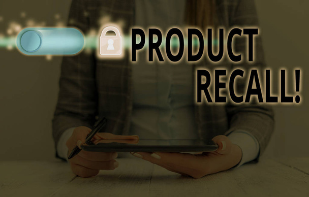 Tekst pisma Product Recall. Koncepcyjny proces fotograficzny odzyskiwania potencjalnie niebezpiecznych towarów od konsumentów - Zdjęcie, obraz