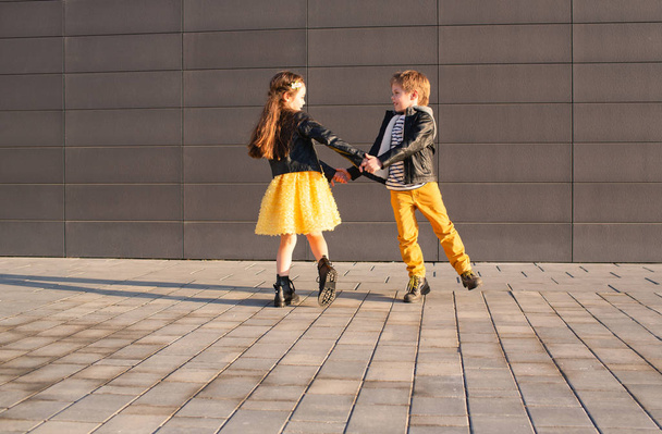 Boy and girl on a walk - Valokuva, kuva