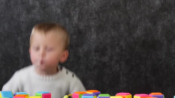kaksivuotias vauva leikkii kuutioilla
 - Materiaali, video