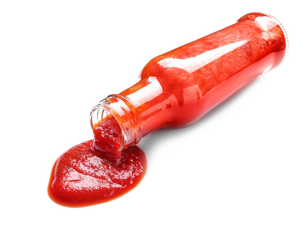 Bouteille avec sauce tomate sur fond blanc
 - Photo, image