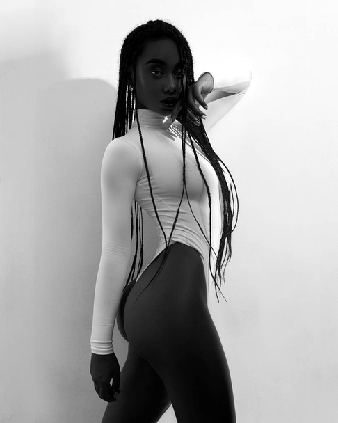 Divat szépség afrikai nő modell fehér fehérnemű pózol fény stúdió háttér - Fotó, kép