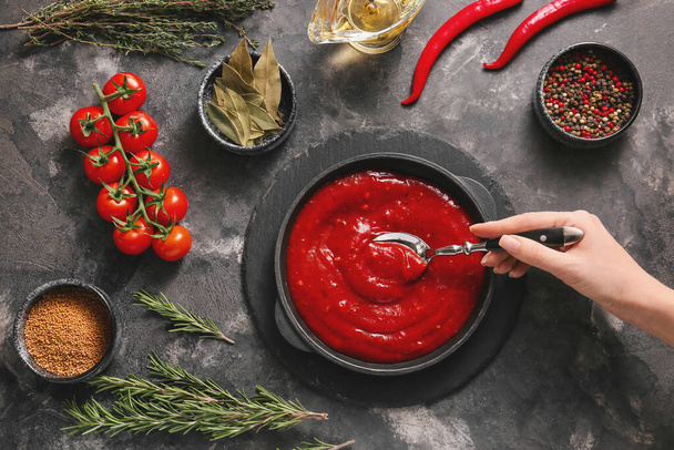 Femme préparant la sauce tomate dans la casserole
 - Photo, image