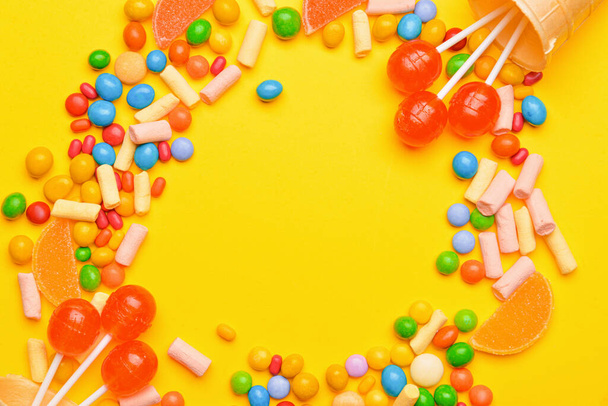Frame gemaakt van lekkere snoepjes op kleur achtergrond - Foto, afbeelding