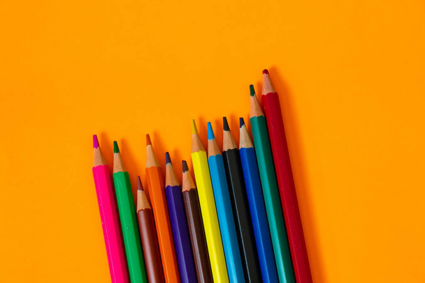 lápices multicolores de colores sobre un fondo aislado
 - Foto, imagen