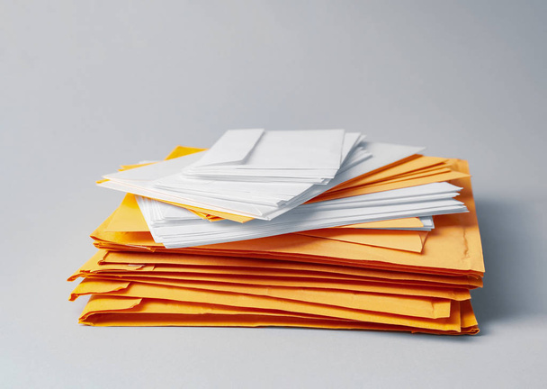 Envelopes de papel sobre fundo cinza
 - Foto, Imagem